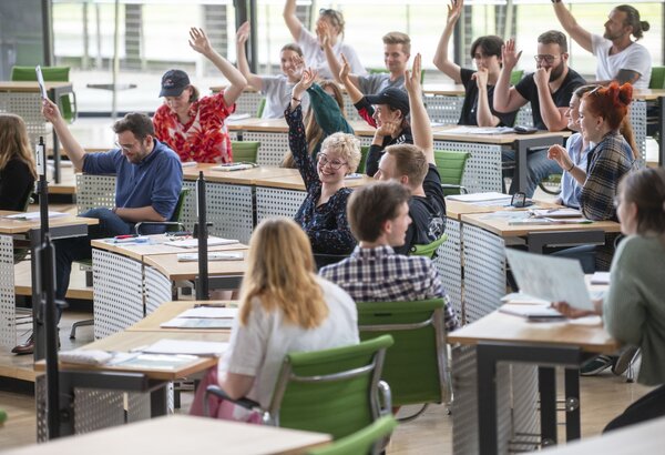 Künstlerbild von Platz nehmen im Plenarsaal - Führungen im Landtag